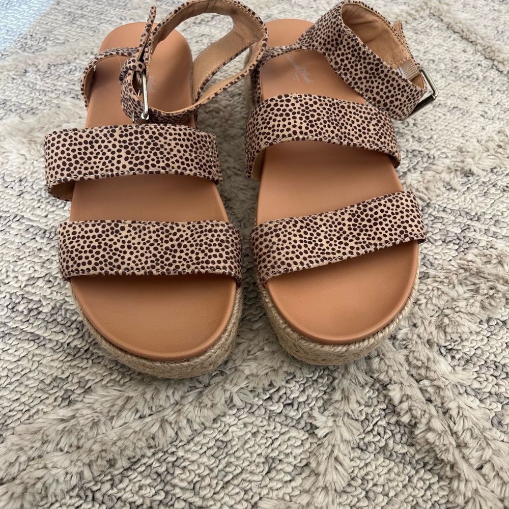 Universal Thread Tan Leopard Sandals